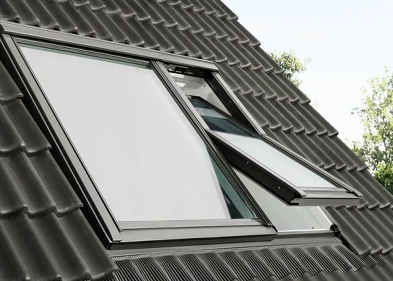 Installation Velux sur toiture tuiles, chantier Thonon-les-Bains